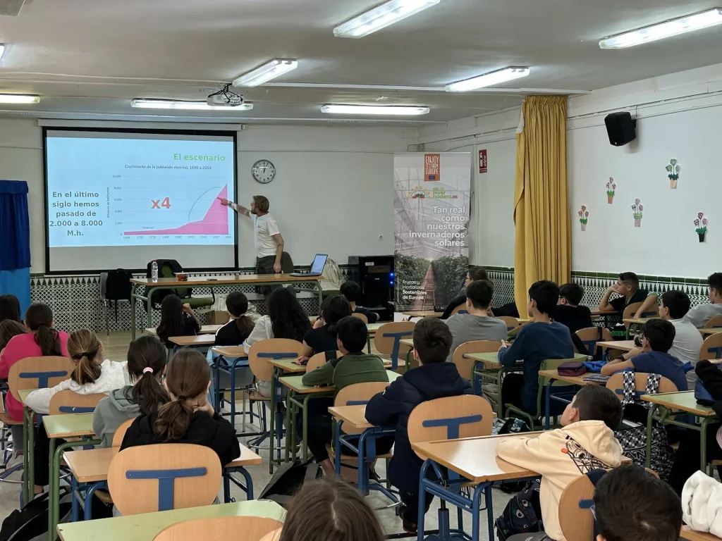 Daniel del Toro enseñando las ventajas de los invernaderos solares en los centros del Tour Educativo de Hortiespaña