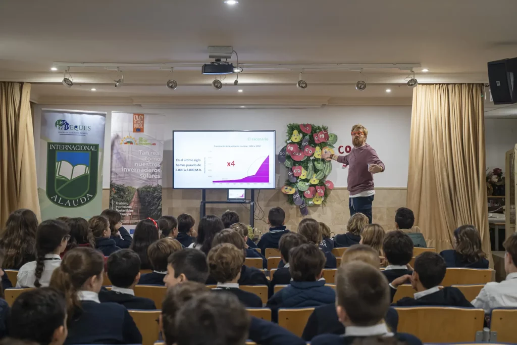 Daniel del Toro enseñando las ventajas de los invernaderos solares en los centros del Tour Educativo de Hortiespaña