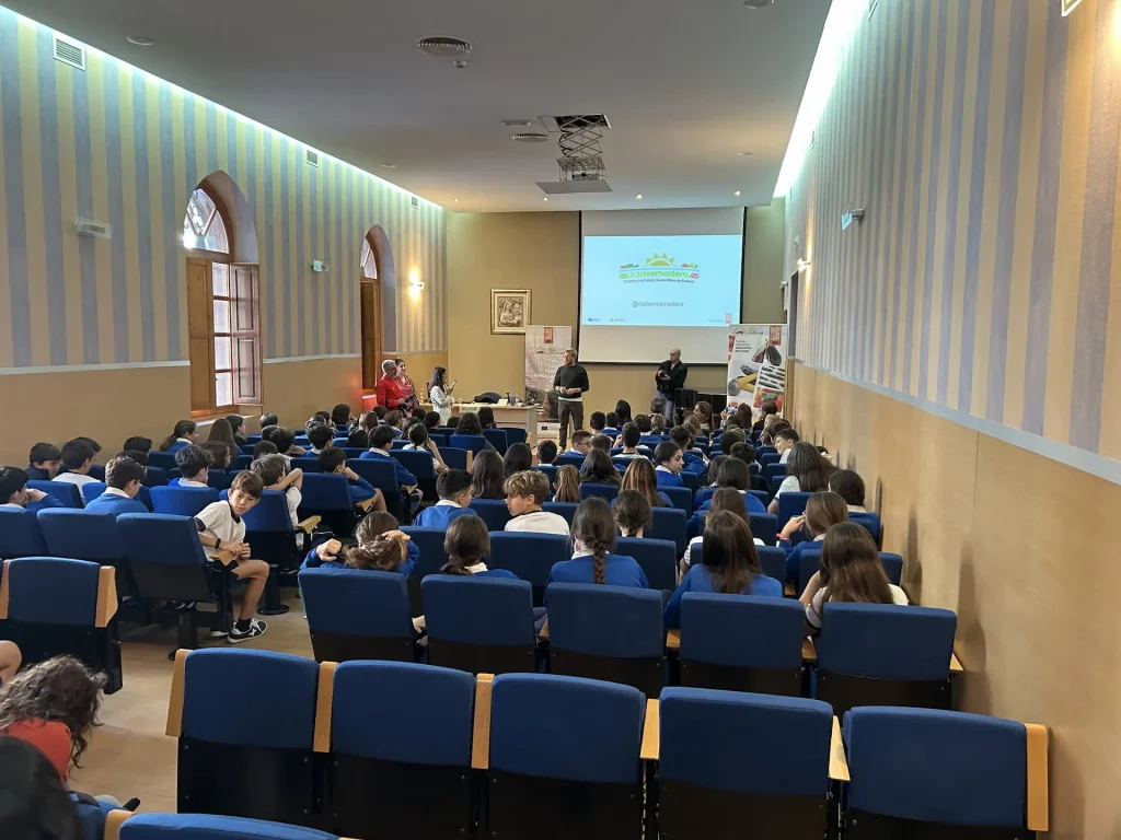 Daniel del Toro enseñando las ventajas de los invernaderos solares en los centros del Tour Educativo de Hortiespaña