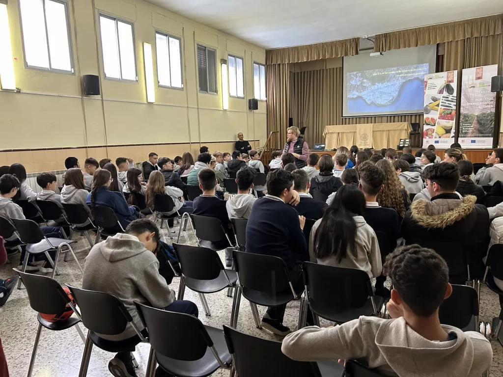 Daniel del Toro enseñando las ventajas de los invernaderos solares en los centros del Tour Educativo de Hortiespaña