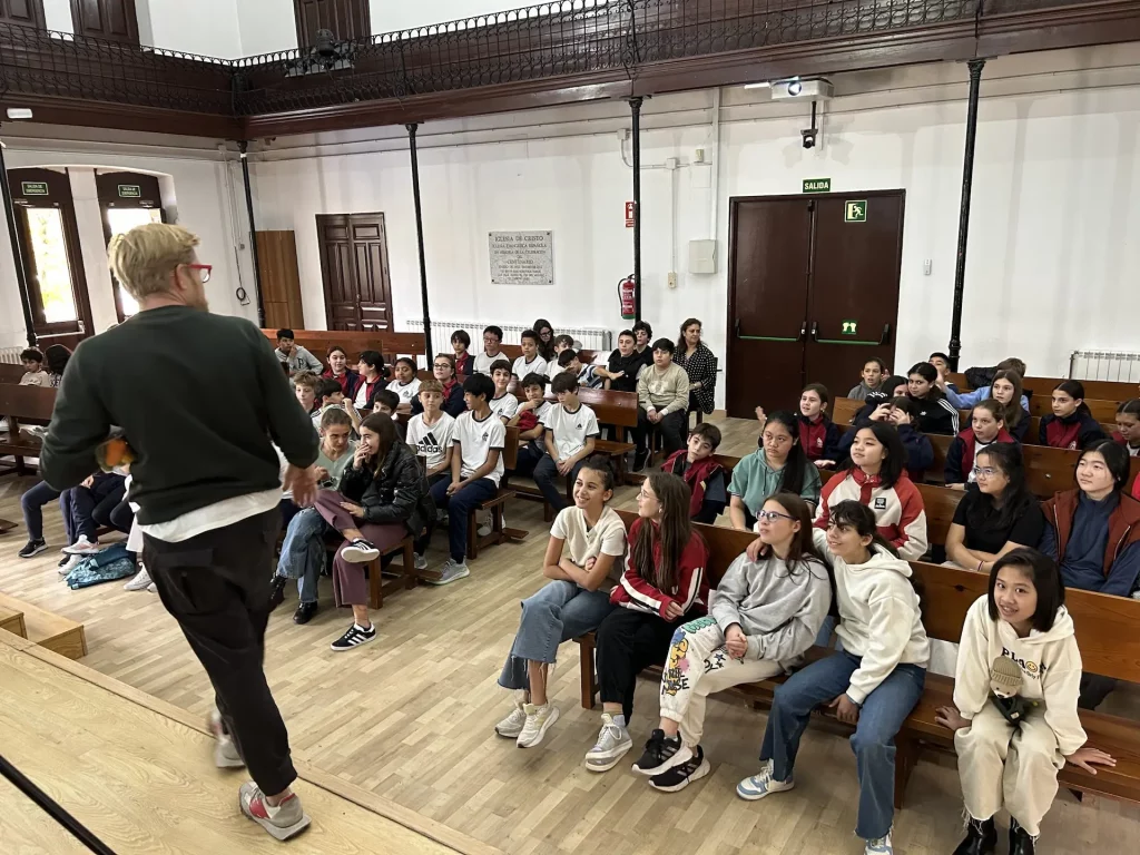 Daniel del Toro con los chicos y chicas del Tour Educativo de Hortiespaña